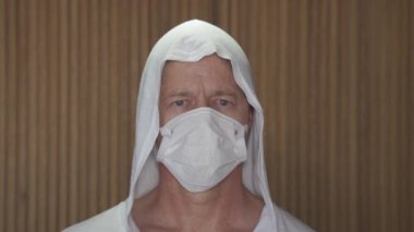 Covid-19 koronavirüsünün pandemik koruması. Tıbbi maske takmış olgun bir beyaz adamın portresi. Virüs koruması. Salgın. Coronavirus. Covid 19.