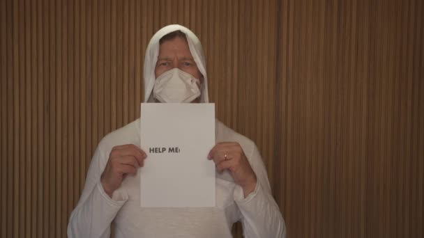 Covid Koronavirüsünün Pandemik Koruması Tıbbi Maske Takmış Olgun Bir Beyaz — Stok video