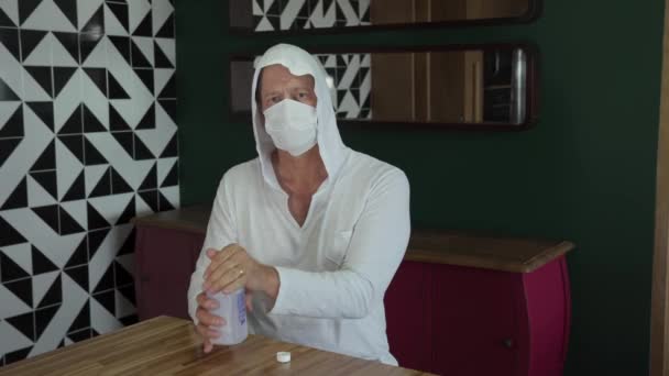 Menerapkan Gel Alkohol Pria Dewasa Dengan Topeng Pelindung Membersihkan Tangan — Stok Video