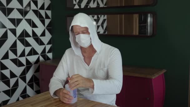 알코올 바르고 있어요 보호용 마스크를 집에서 살균제로 청소하는 바이러스 유행병이야 — 비디오