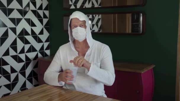 アルコールジェルを塗る 自宅で消毒剤で保護マスク洗浄手を持つ熟女 ウイルス対策 パンデミックだ コロナウイルス Covid — ストック動画