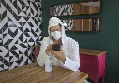 Coronavirus. Cep telefonuyla evde insan karantinası. 