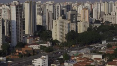 Şehirlerdeki karantinayı bozmak. Coronavirus. Sao Paulo şehri, Brezilya Güney Amerika.