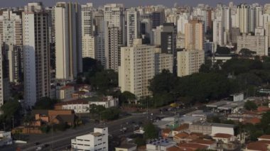 Şehirlerdeki karantinayı bozmak. Coronavirus. Sao Paulo şehri, Brezilya Güney Amerika.