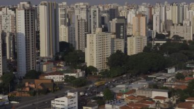 Şehirlerdeki karantinayı bozmak. Coronavirus. Sao Paulo şehri, Brezilya Güney Amerika.