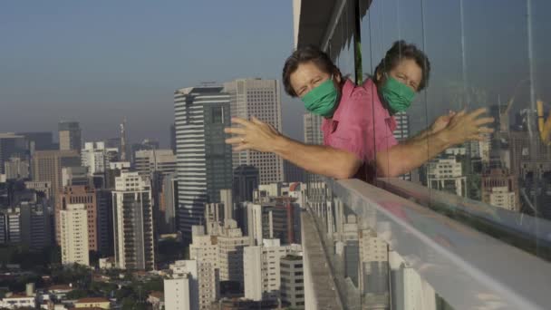 Quarantäne Der Reife Mann Hause Schaut Aus Dem Fenster — Stockvideo