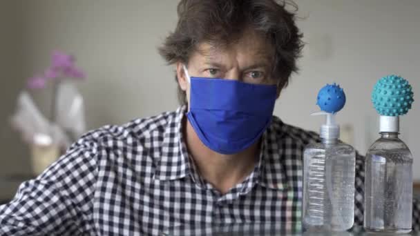 Luta Contra Covid Coronavirus Máscara Homem Wiyh Lutando Contra Vírus — Vídeo de Stock