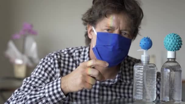 Strijd Tegen Covid Het Coronavirus Man Met Masker Vechtend Tegen — Stockvideo