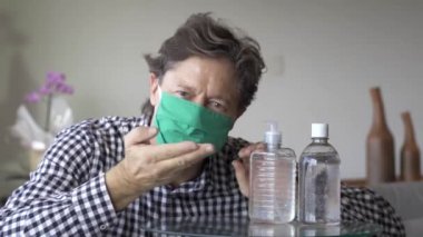 Virüs resmi, Germs, Coronavirus dezenfektanları, Covid19 dezenfektanlar, Coronavirüs veya COVID -19, virüs ve COVID-19 konseptini öldürmek için alkol spreyleri. Model değil nesneye odaklan. 