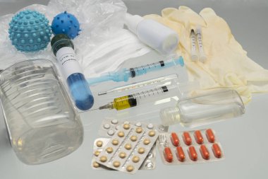 Koronavirüs aşısı. Coronavirus için aşı keşfetme kavramı. Şırınga, yüz maskesi, şişe ilacı, haplar, termometre birlikte kendimizi COVID-19 'dan koruruz.. 