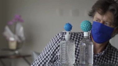 Coronavirus veya COVID-19 dezenfektanlar, alkol spreyi. Virüs videosu, Germs. Seçici odak. 