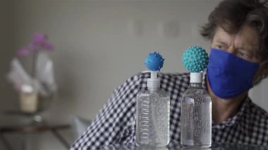 Coronavirus veya COVID-19 dezenfektanlar, alkol spreyi. Virüs videosu, Germs. Seçici odak. 