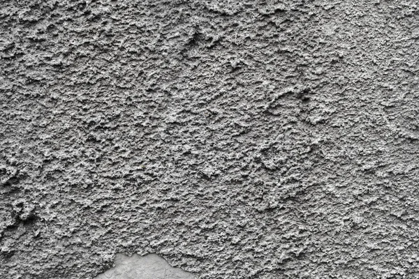 Sprucken betong grå vägg täckt med grå cement konsistens som bakgrund kan användas i design. Smutsig betongstruktur med sprickor och hål. — Stockfoto