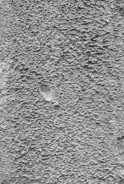 La pared gris de hormigón agrietado cubierta con textura de cemento gris como fondo se puede utilizar en el diseño. Textura de hormigón sucio con grietas y agujeros . —  Fotos de Stock