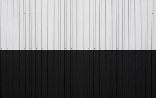 壁の黒と白の段ボール金属シートテクスチャ表面。鋼の背景を亜鉛メッキ. — ストック写真
