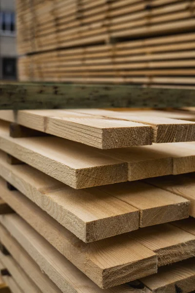 製材所で木の板の山型枠します。製材製材所屋外掲示板の倉庫。木の木材建材木製ブランクのスタック。業界. — ストック写真