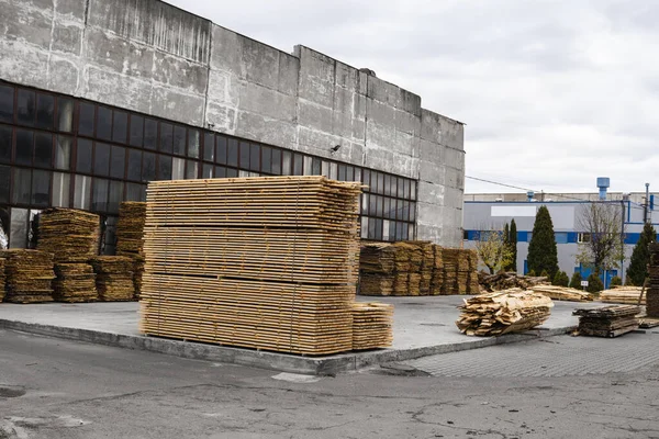 Piles of wooden boards in the sawmill, planking. Warehouse for sawing boards on a sawmill outdoors. Wood timber stack of wooden blanks construction material. Industry. — Stock Photo, Image