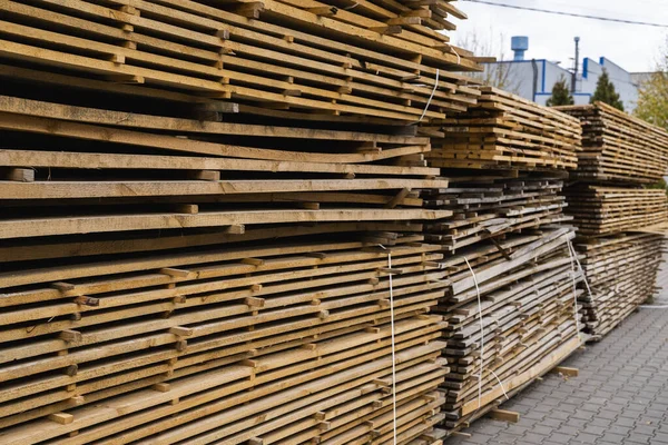 Tumpukan papan kayu di sawmill, papan. Gudang untuk gergaji papan di sebuah pabrik gergaji luar ruangan. Tumpukan kayu kayu dari kayu kosong bahan konstruksi. Industri . — Stok Foto