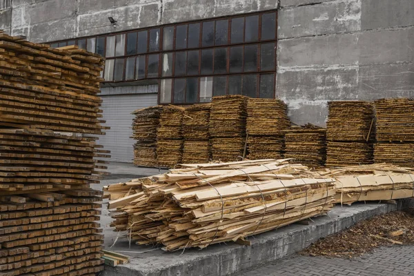 製材所で木の板の山型枠します。製材製材所屋外掲示板の倉庫。木の木材建材木製ブランクのスタック。業界. — ストック写真