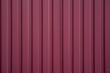 Duvarın kırmızı kıvrımlı metal kaplama dokusu. Çelik arka planı galvanize et.