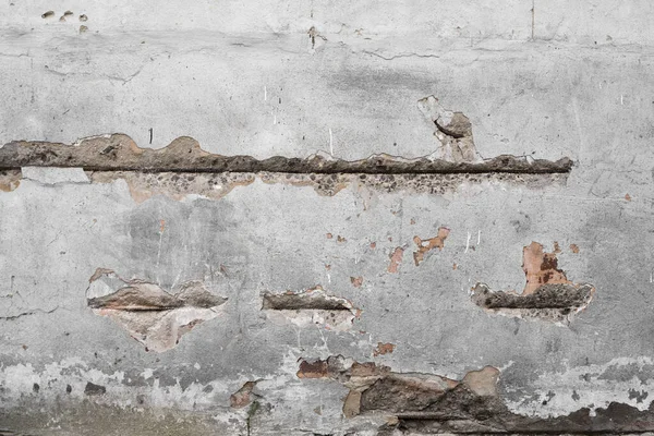 Тріснута бетонна сіра стіна, покрита сірою цементною текстурою, як фон може бути використана в дизайні. Брудна бетонна текстура з тріщинами і отворами . — стокове фото