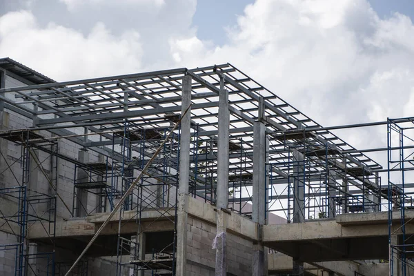 Baustelle im Gange. Baustelle gegen wolkenverhangenen Himmel. Metallkonstruktion des Rohbaus auf dem Bau des Mehrzweckgebäudes. — Stockfoto