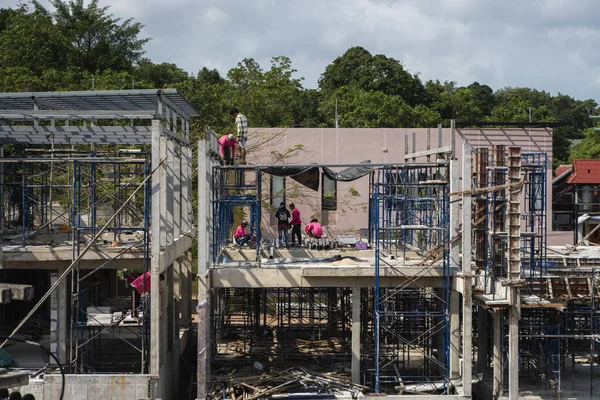 Phuket, thailand - februar 10, 2019. arbeiter arbeiten an dem neuen gebäude im aufbau. Betonbau eines neuen Mehrzweckgebäudes im Unterbau. — Stockfoto
