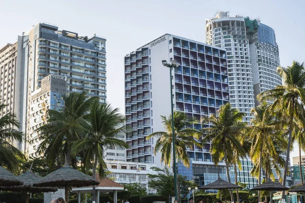 NHA TRANG, VIETNAM - 25 de enero de 2019. Escénica vista de verano de la arquitectura moderna con rascacielos de negocios, hoteles y edificios de apartamentos con palmeras . — Foto de Stock