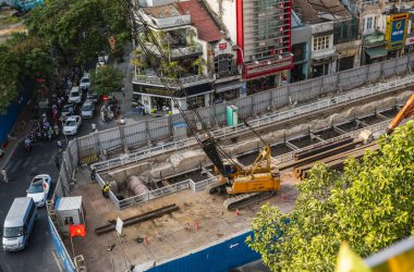 Ho Chi Minh şehri, Vietnam - 5 Nisan 2019. Şehir yolları elden geçiriyor, yaya caddelerini, metro istasyonunu yapıyor. Şehir merkezinde inşaat alanı..