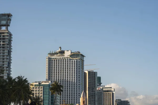 NHA TRANG, VIETNAM - 25 de enero de 2019. Escénica vista de verano de la arquitectura moderna con rascacielos de negocios, hoteles y edificios de apartamentos con palmeras . — Foto de Stock