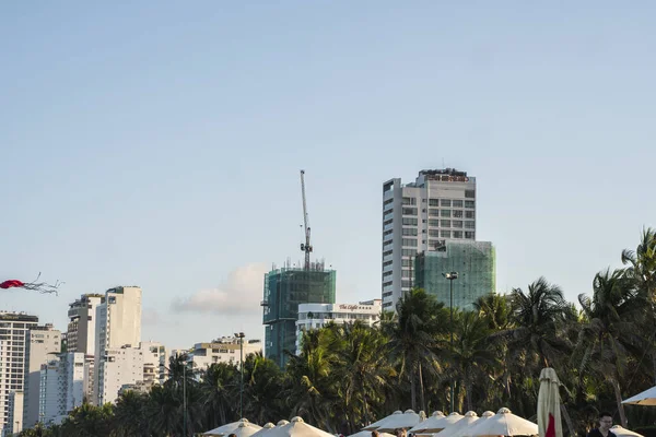 NHA TRANG, VIETNAM - 25 de enero de 2019. Escénica vista de verano de la arquitectura moderna con rascacielos de negocios, hoteles y edificios de apartamentos con palmeras . — Foto de Stock