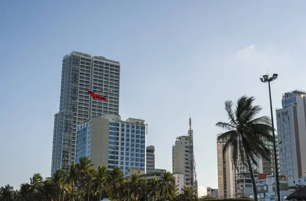 NHA TRANG, VIETNAM - 25 de enero de 2019. Escénica vista de verano de la arquitectura moderna con rascacielos de negocios, hoteles y edificios de apartamentos con palmeras . — Foto de Stock