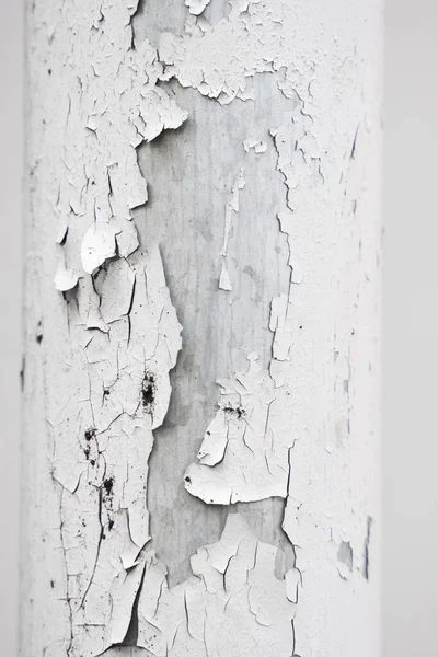 Stará popraskaná barva na betonové stěně. Rozbitá bílá zeď. Textura nebo pozadí. — Stock fotografie