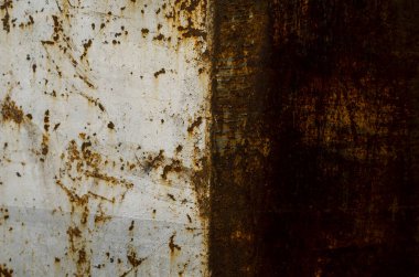 Boyanmış metal paslı arka plan. Metal pas dokusu. Erozyon metali. Dışarıdaki paslı metal duvarda çizik ve kirli doku var..