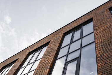 Mavi gökyüzünün altında bir konutun parçası olan inşaat alanı.