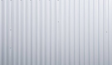 Duvarın beyaz katmanlı metal doku yüzeyi. Çelik arka planı galvanize et.
