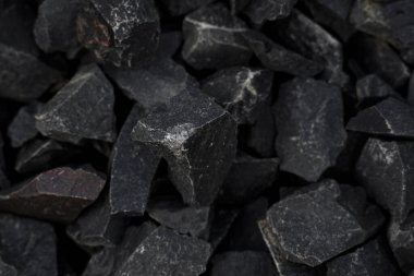 Ezilmiş çakıl dokusu arka plan, ezilmiş taş yığınının yakın plan çekimi, çakıl taşı yığını arka plan veya doku, taş moloz ve çakıl.