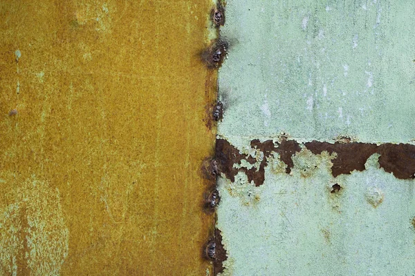 Grön målad metall rostig bakgrund. Metall rost struktur. Erosionsmetall. Riven och smutsig konsistens på rostig metallvägg utomhus. — Stockfoto