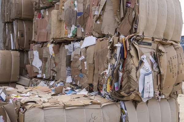 Balony tekturowe i kartonowe z wiązanymi wiązkami drucianymi. Kontekst tekstur papieru gotowych do recyklingu. — Zdjęcie stockowe