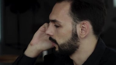 Genç yakışıklı iş adamı konferans salonunda iş ortağı ya da kolejleriyle konuşuyor. Telefonla..