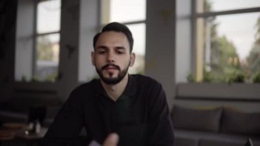 İki neşeli iş adamı bir şey tartışıyor ve kafede dizüstü bilgisayar ve telefonlarla otururken gülümsüyor. İki başarılı genç meslektaşımız, kafeteryadaki organizasyon anlarını teker teker tartışıyor..