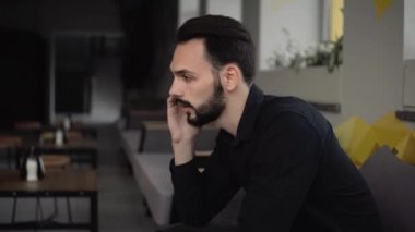 Genç yakışıklı işadamı konferansta iş ortağıyla ya da iş arkadaşlarıyla telefonla konuşuyor..
