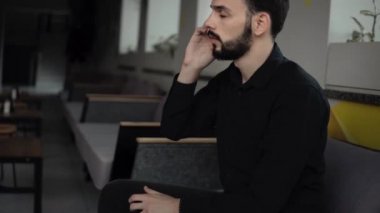 Genç yakışıklı işadamı konferansta iş ortağıyla ya da iş arkadaşlarıyla telefonla konuşuyor..