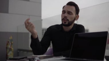 İki iş adamı akşam vakti dışarıda dizüstü bilgisayar ve telefonlarla oturup bir şeyler tartışıyor ve gülümsüyor. Organizasyon anlarını tartışan iki başarılı genç meslektaşım.