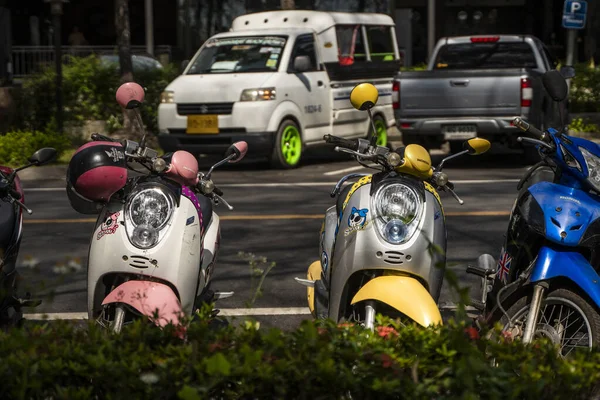 Krabi，泰国- 2019年7月10日。 在Krabi平常拥挤的停车场，到处都是摩托车。 许多摩托车在旅游胜地的人行道上成排地停放着. — 图库照片