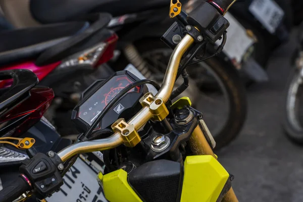 Krabi, Thailand - 10 juli 2019. Gebruikelijke drukke parkeerplaats in Krabi met veel motorfietsen. Veel motorfietsen parkeren in rijen op de stoep in toeristische plaats. — Stockfoto