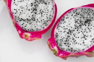 Ejderha meyvesi Beyaz arka planda canlı Ejderha Meyvesi. Dilimlenmiş beyaz ejderha meyvesi ya da masa üzerindeki beyaz tabakta pitaya, yakın plan. Tropikal ve egzotik meyveler. Sağlıklı ve vitaminli gıda kavramı.
