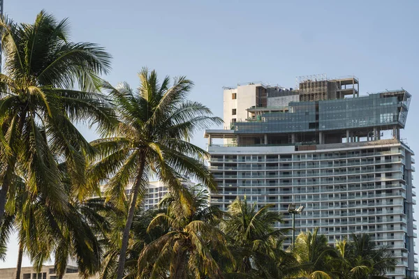 NHA TRANG, VIETNAM - 25 de enero de 2019. Escénica vista de verano de la arquitectura moderna con rascacielos de negocios, hoteles y edificios de apartamentos con palmeras . — Foto de Stock