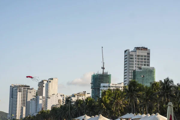 NHA TRANG, VIETNAM - 25 de enero de 2019. Escénica vista de verano de la arquitectura moderna con rascacielos de negocios, hoteles y edificios de apartamentos con palmeras . — Foto de Stock