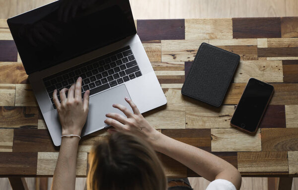 Женские руки, печатающие на клавиатуре ноутбука вид сверху. Учись и работай онлайн, фрилансер. Самозанятая или внештатная женщина, девушка, работающая с ноутбуком, сидящая за деревянным столом с телефоном и считывателем
.